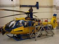 vrtulník Eurocopter EC 135 v servisní prohlídce v hangáru DSA