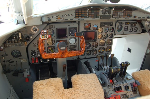 Pilotní kabina L410FG po modernizaci