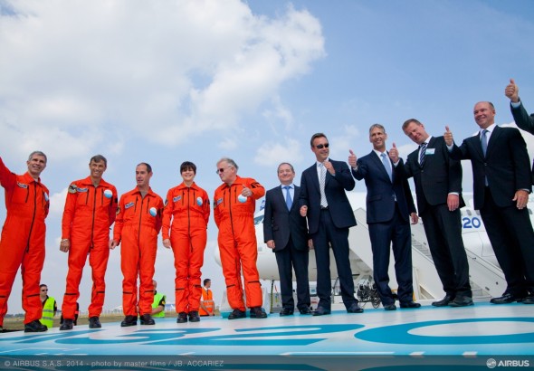 A320neo_first_flight_crew_and_senior_management_1