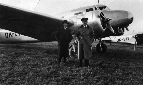Josef Engliš Lockheedu Electra na letišti v Otrokovicích