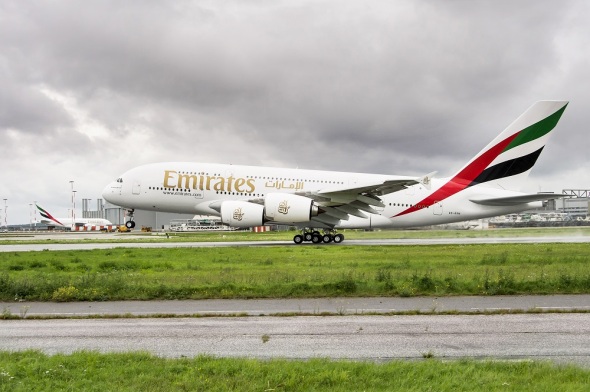 Airbus A 380 Emirates landing