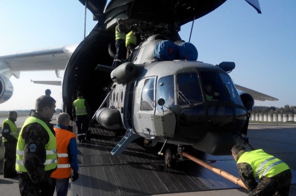 Trident Juncture 2015 nakládání vrtulníku