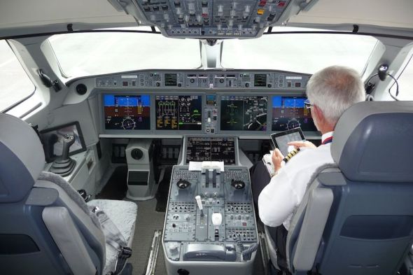 Bombardier CS 100 kokpit