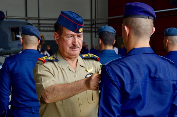 generál Hamid Atiah Kween Al-Malky předává pilotní křidélka