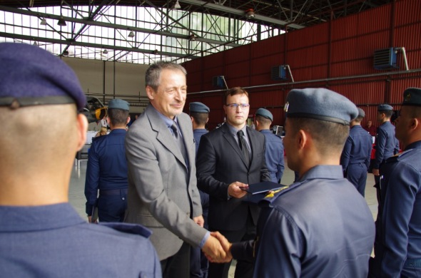 ministr obrany Martin Stropnický předává pilotní diplom