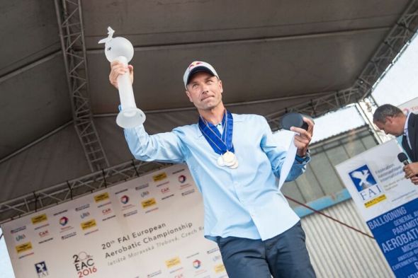 Martin Šonka s trofejí EAC 2016