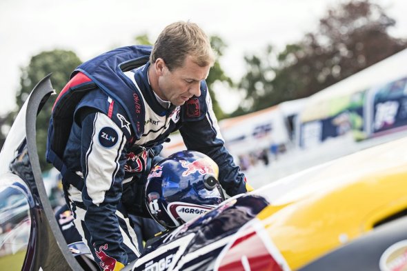 Red Bull Air Race Lausitz 2016 Martin Šonka nastupuje do kokpitu