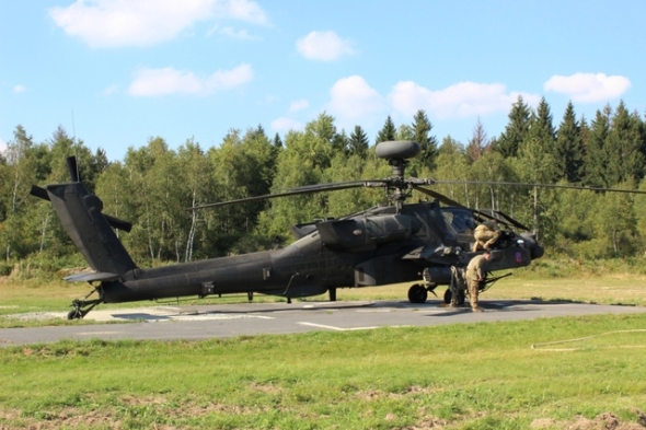 bitevní vrtulník AH 64 Apache na cvičení Ample Strike 2016