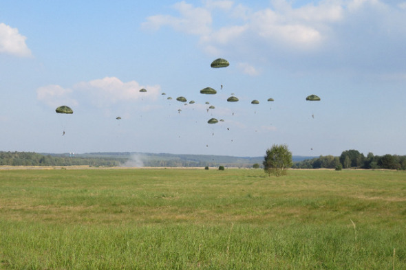 cvičení Sky Soldier II výsadkáři nad letištěm Hradčany
