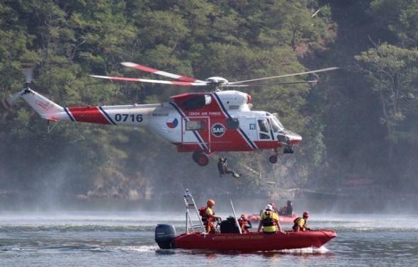 vrtulník W3A Sokol vyzvedává z vodní hladiny