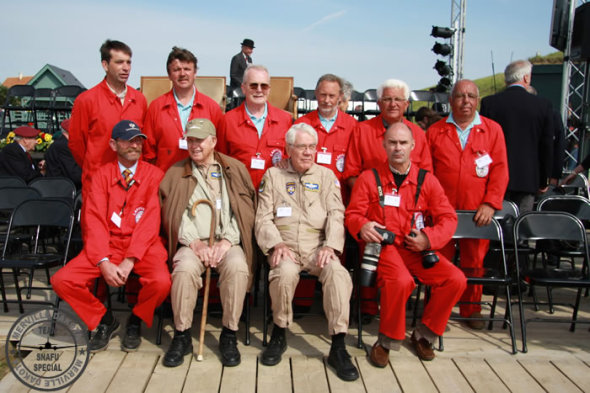 část týmu renovace a dva piloti Snafu Dakoty z USA foto Dakota Merville Association