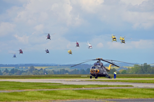 Helicopter Show 2017 úvodní průlet skupiny vrtulníků