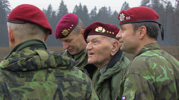Jaroslav Klemeš mezi svými vojáky