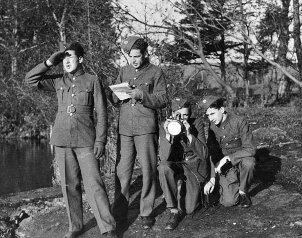 Hugo Meisl (vlevo) při výcviku ve Velké Británii v roce 1944