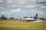 Boeing B 737 Ryanair přistává na letišti Praha