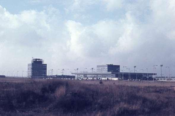 1971 Praha Ruzyně nový terminál celkový pohled z trávy