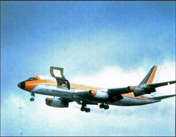 Convair 880 s otevřenými náklad dveřmi