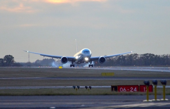 Korean Air Boeing 787 Dreamliner přistání v Praze