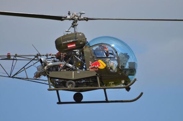 vrtulník Bell 47 red Bull