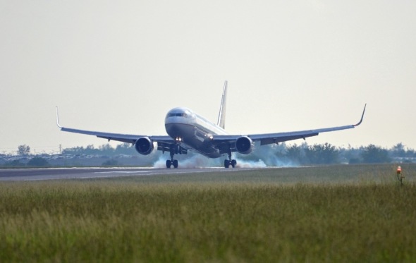 United Airlines Boeing 767-300ER přistání praha