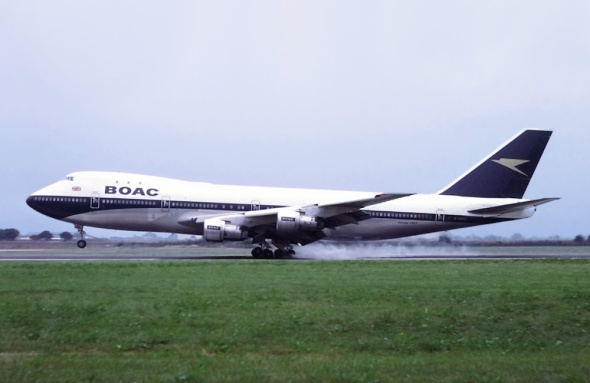 BOAC Boeing 747 přistává na letišti Heathrow