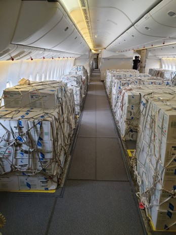 Emirates SkyCargo Boeing B 777 300ER mini-freighter náklad